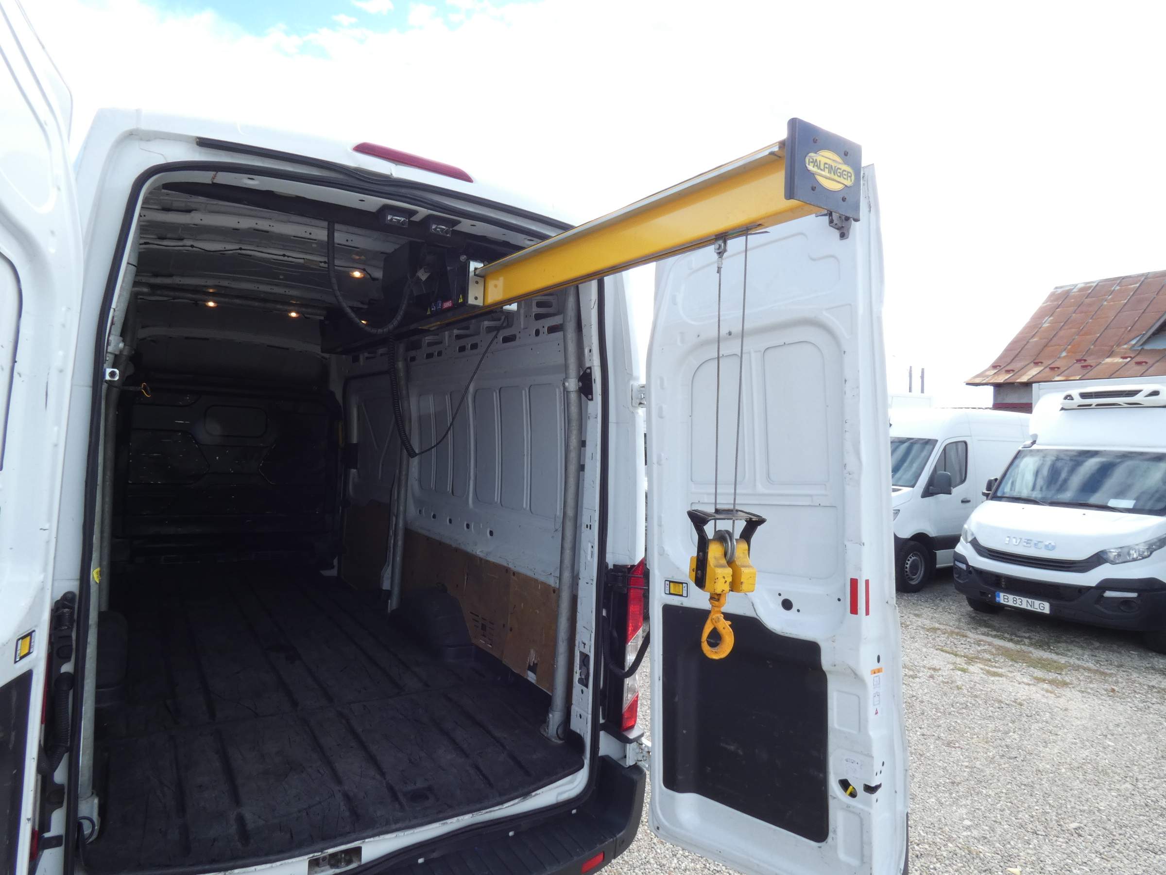 Ford Transit Jumbo cu macara Palfinger